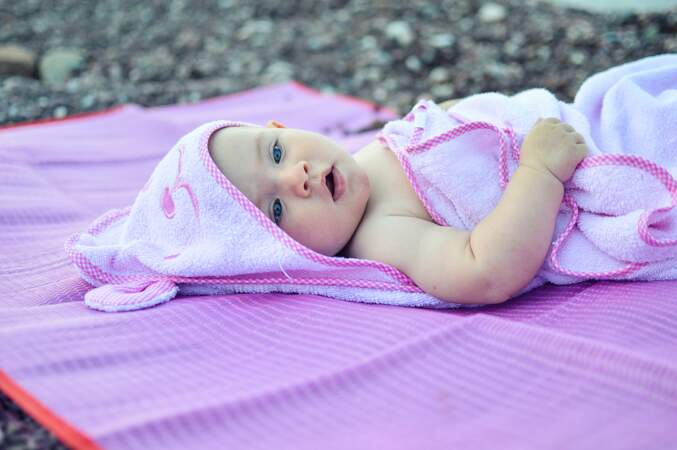 10. Mettez votre enfant sur une serviette, pas sur le sable