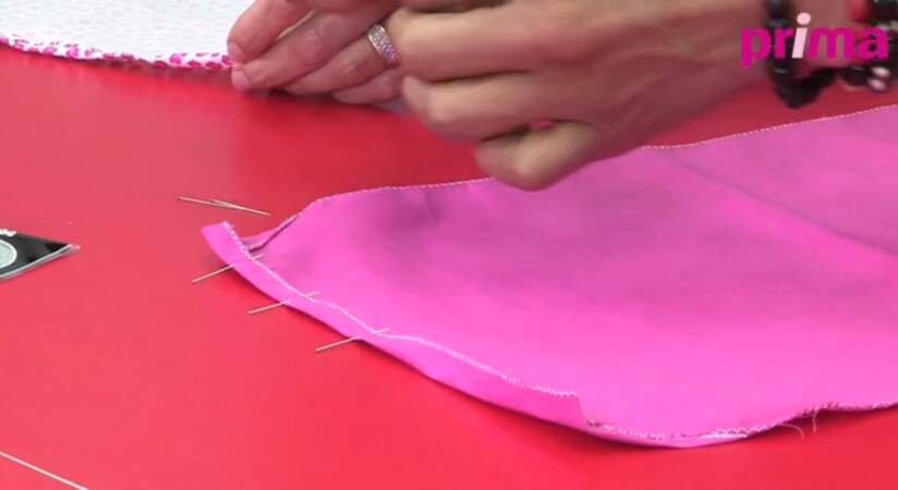 Repliez le tissu pour réaliser un rentré d'1cm et épinglez 