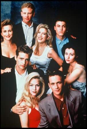 Luke Perry avec le casting de Beverly Hills, dont Jennie Garth, Tori Spelling et Shannen Doherty (1990)