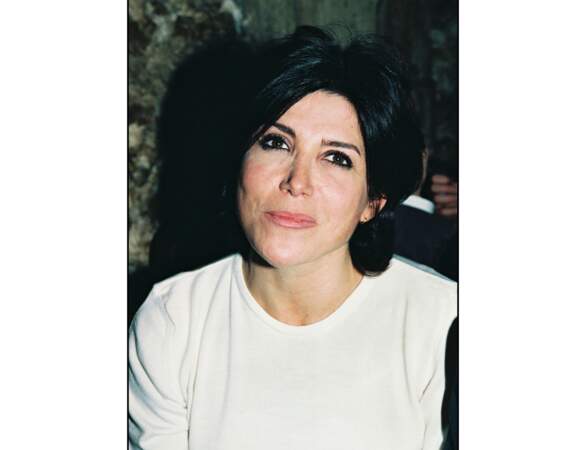 1998 : Liane Foly (38 ans) assiste à un spectacle et adopte le carré court