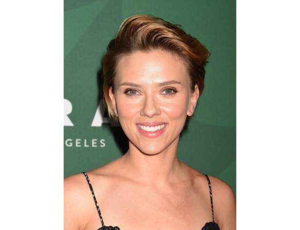 L'actrice Scarlett Johansson avec son châtain clair aux reflets roux : une façon douce de l'adopter 