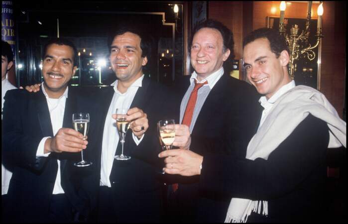 Les Inconnus et leur producteur Paul Lederman lors de la soirée des Molière en 1991 à Paris.