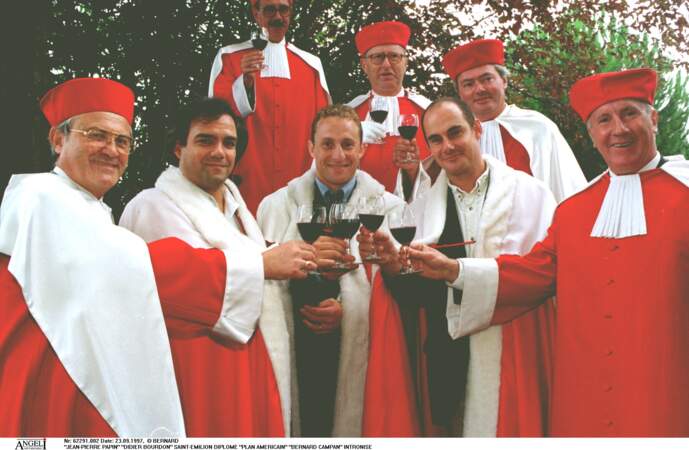 Les Inconnus et le footballeur Jean-Pierre Papin à la cérémonie d'intronisation des vins de Saint-Émilion en 1997. 