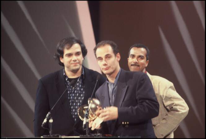 Les Inconnus reçoivent une Victoire de la musique en 1992 pour le clip "Auteuil, Neuilly, Passy".