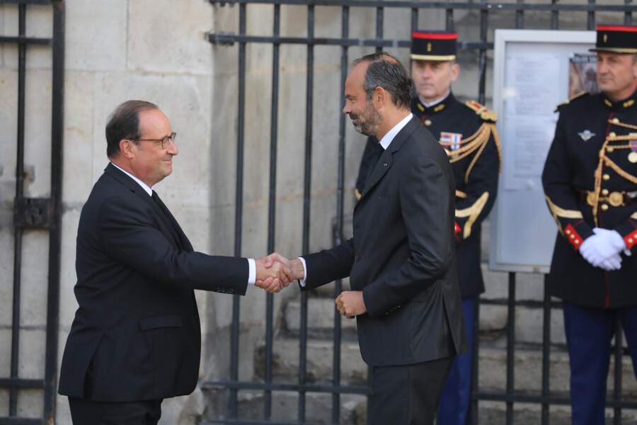 De même qu'un autre ancien chef de l'État, François Hollande, en train de saluer Edouard Philippe.