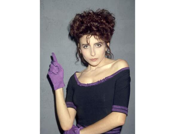 1987 : la chanteuse apparaît avec les cheveux bouclés et relevés (elle a 25 ans)