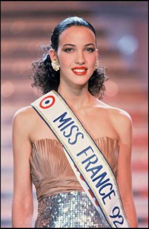 En 1991, Linda Hardy est élue Miss France 1992, sublime avec un léger smoky eye et une bouche rouge passion