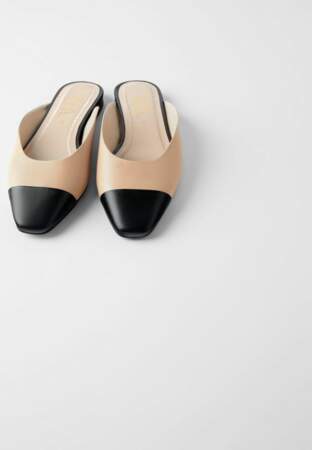 Tendance chaussures plates : mules bicolores 