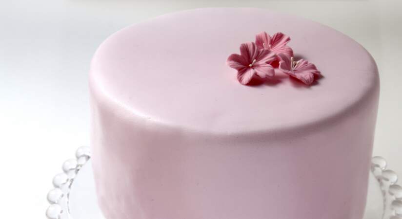 Vidéo : Comment décorer un gâteau avec de la pâte à sucre
