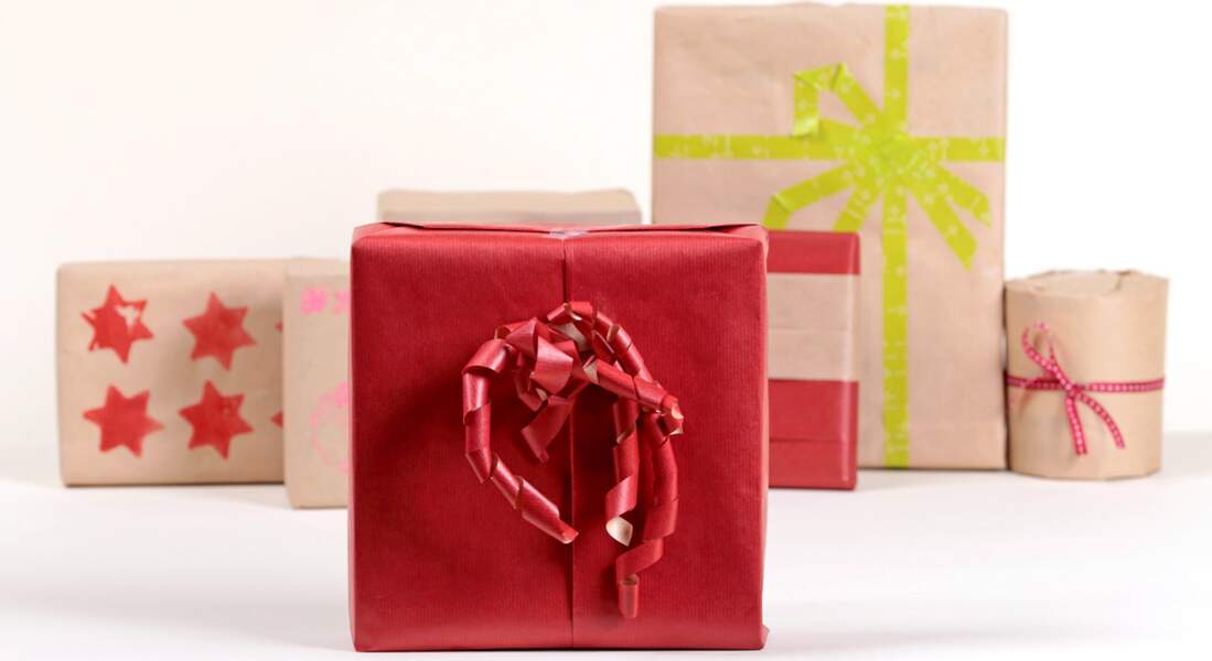 Décorer un paquet cadeau sans bolduc