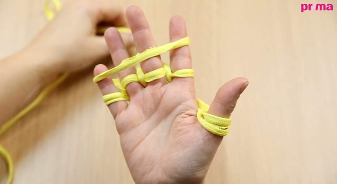 Un bracelet en maille tricoté sans aiguilles