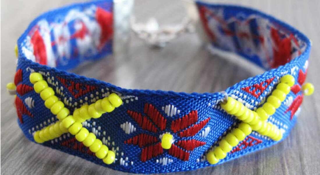 Un bracelet en ruban bleu et jaune