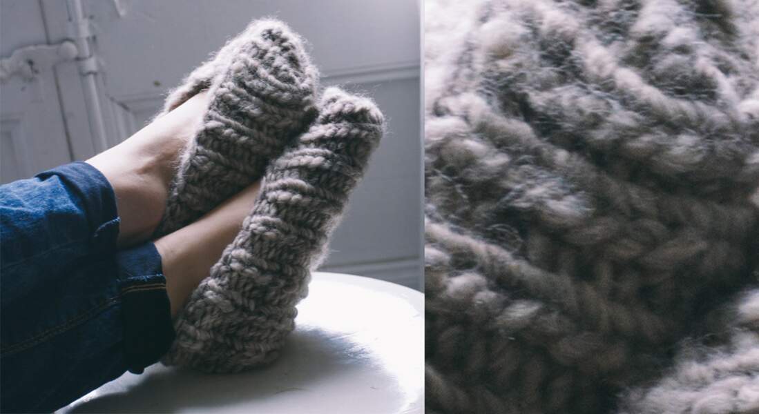 Les chaussons tricotés gris