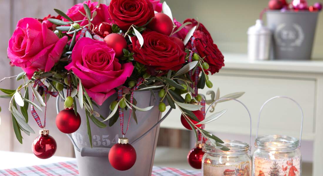 Art floral : un bouquet de roses et rameaux d’olivier pour Noël