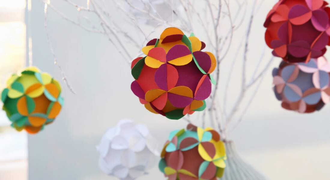Décorations de Noël : des boules “fleurs” en papier
