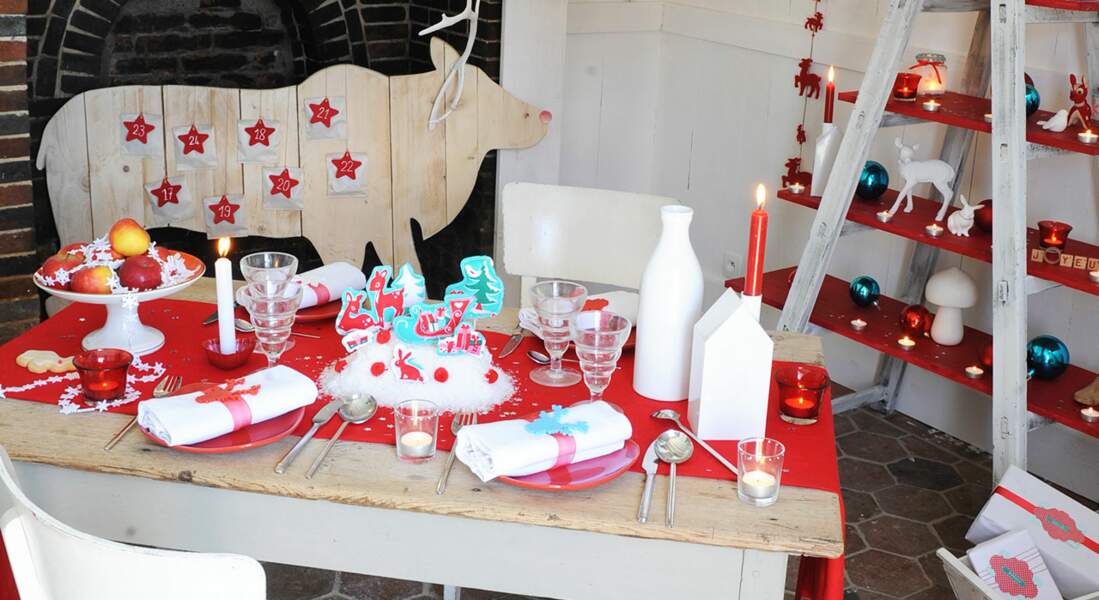 Une décoration de table de Noël nordique en rouge et bleu