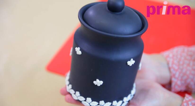 Porcelaine froide : customiser un vase façon wedgwood