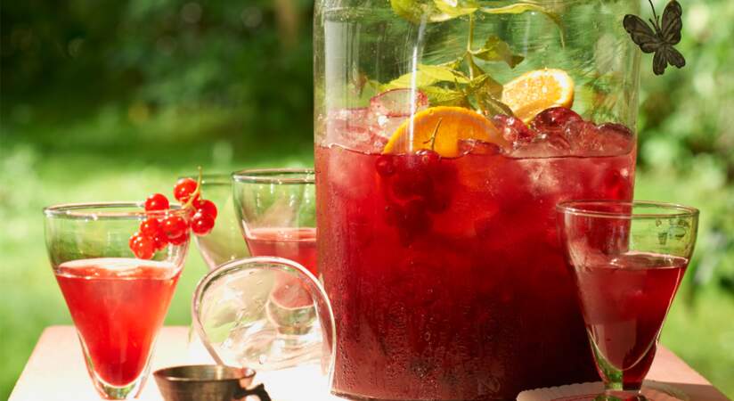 Cocktail sans alcool : thé glacé aux groseilles et verveine
