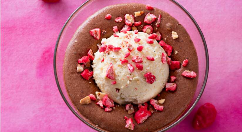 Mousse de chocolat lactée, glace vanille, pralines roses de Cyril Lignac