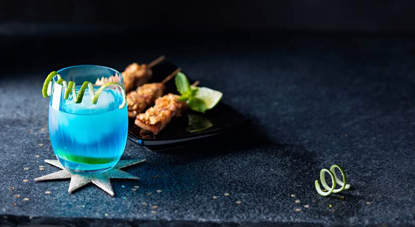 Brochettes de poulet et cocktail Blue Bird 