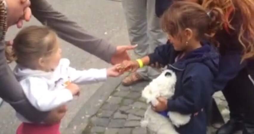L’accueil touchant d’une fillette allemande à une petite réfugiée syrienne