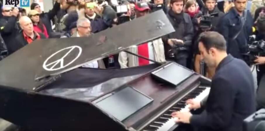 Il installe un piano devant le Bataclan et joue "Imagine"