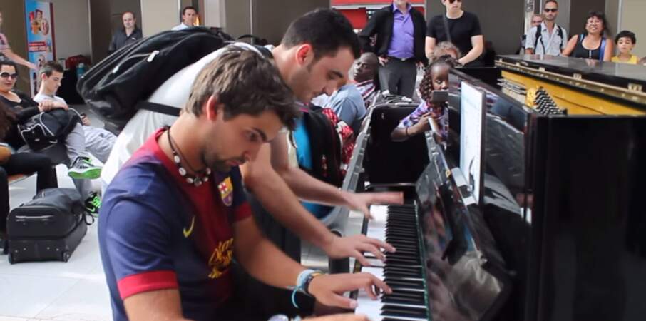 Ils ne se connaissent pas mais improvisent sur un même piano dans une gare parisienne