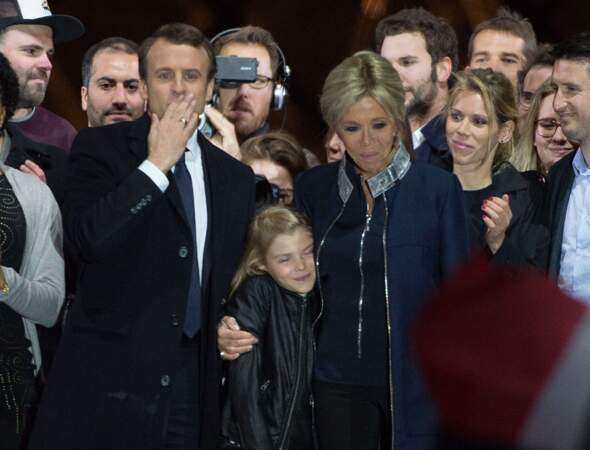 Emmanuel Macron entouré de sa famille pour son discours de victoire