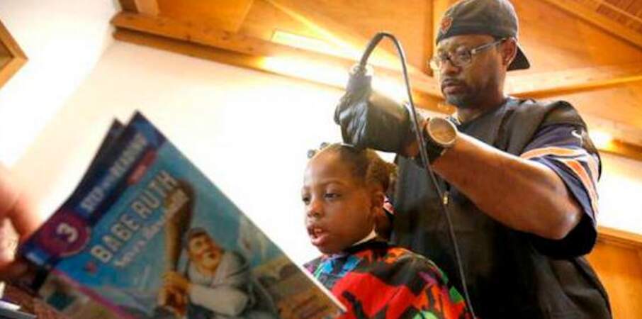Ce coiffeur a une astuce géniale pour faire lire les enfants !
