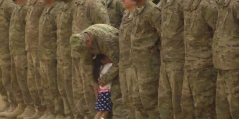 Une petite fille casse le protocole militaire pour embrasser son père