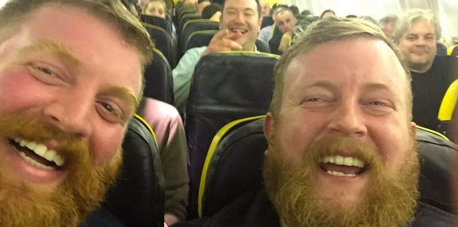 A bord d'un avion, il se retrouve assis à côté de son sosie !
