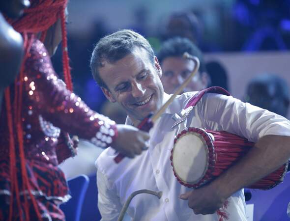  Emmanuel Macron danse en boîte de nuit au Nigeria
