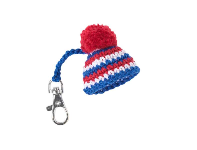 DIY : Un mini bonnet porte-clés pour les fans des bleus
