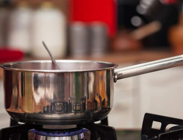 Vidéo : comment récupérer une casserole brûlée ?