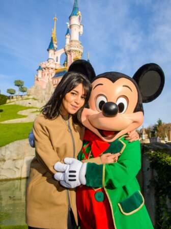 Leïla Bekhti dans les bras de Mickey 
