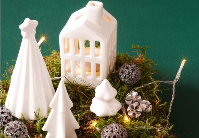 Une déco de table tout en blanc pour Noël avec... Un village miniature