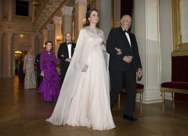 Kate Middleton, enceinte et sublime dans une robe de princesse pour son dîner au Palais Royal d'Oslo