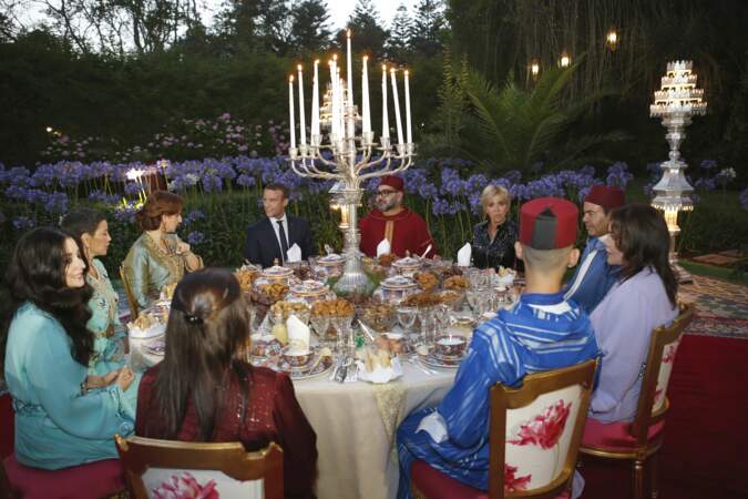 Les époux Macron et la famille du roi du Maroc autour d'un repas de rupture du jeune