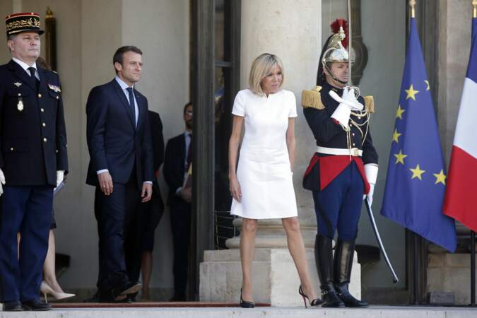 Ligne parfaite, fashionnista avertie, Brigitte Macron est une Première dame que l'on ne peut ignorer