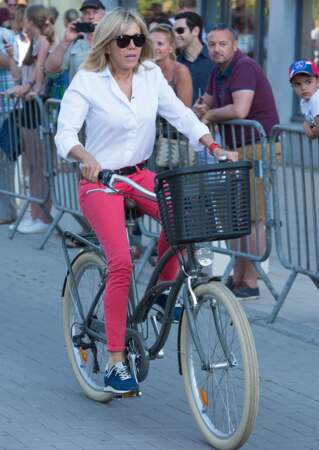 Brigitte Macron doit pédaler pour suivre son mari 