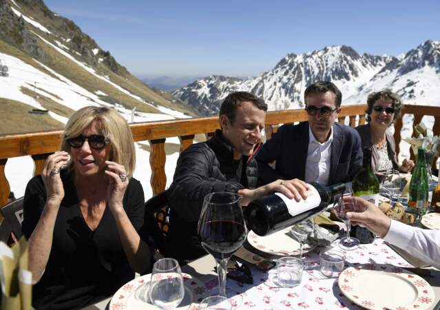 Emmanuel Macron et Brigitte Macron prennent du bon temps. Avant la tempête médiatique de début mai ? 