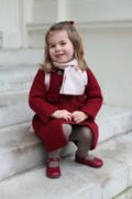 Les plus beaux looks de la princesse Charlotte : duffle-coat rouge bordeaux