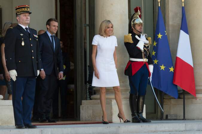 Emmanuel et Brigitte Macron sur le perron de l'Elysée attendent le président du Guatemala et son épouse