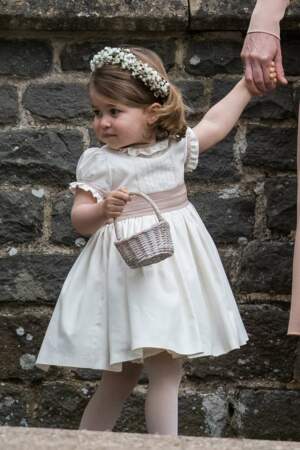 Les plus beaux looks de la princesse Charlotte : robe crème de petite fille d'honneur
