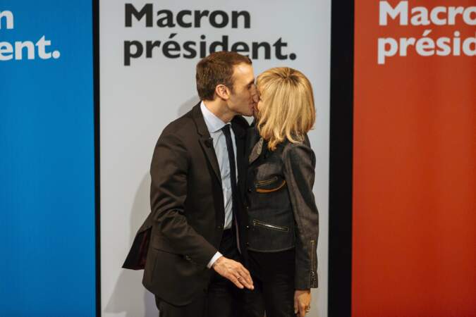 Emmanuel Macron et Brigitte Macron toujours aussi démonstratifs 