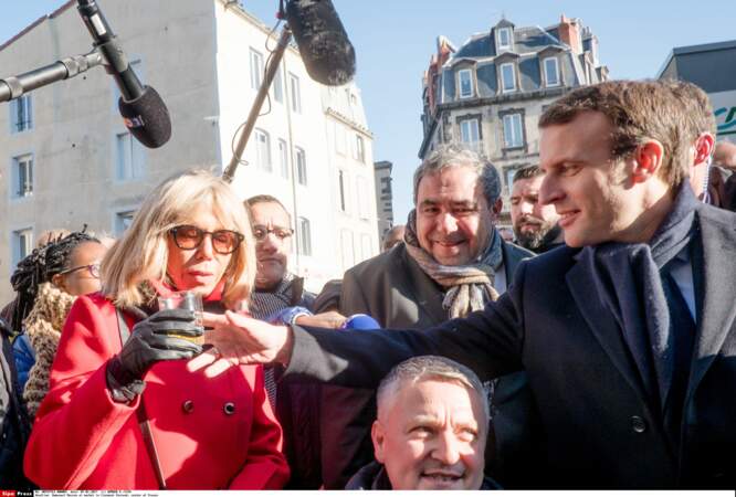 Emmanuel Macron et Brigitte Macron ensemble au marché de Clermont Ferrand (janvier 2017)