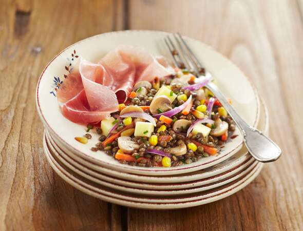 Salade de lentilles, champignons, jambon et pignons grillés