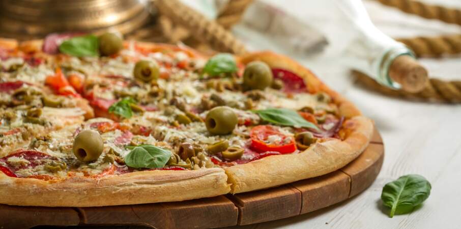 Pizza aux olives vertes