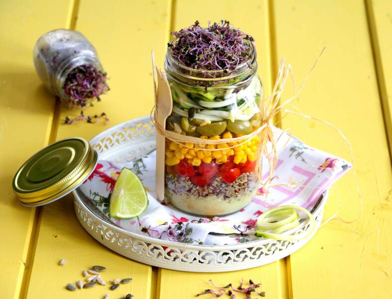 Salad Jar d'été au chou rouge germé