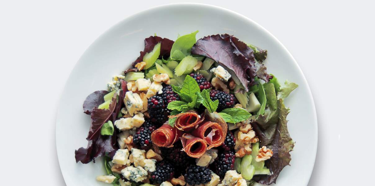 Salade speck, bleu, mûres et céleri